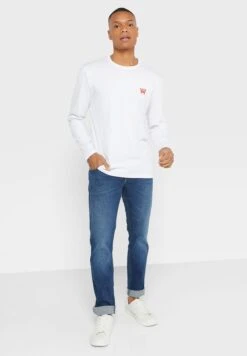 Wrangler Mid Wash Straight Fit Jeans -Active Fashion Store 2 zoom desktop 1004