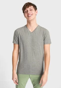Essential V-Neck T-Shirt -Active Fashion Store 3 zoom desktop 147