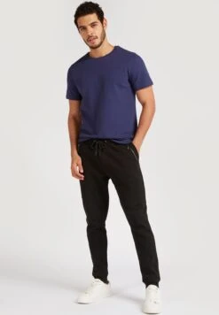 Badge Detail Crew Neck T-Shirt -Active Fashion Store 3 zoom desktop 169