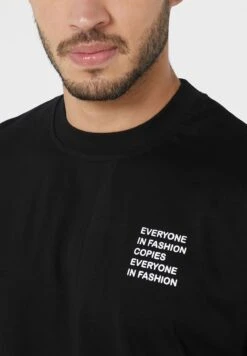 Everyone In Fashion T-Shirt -Active Fashion Store 3 zoom desktop 3