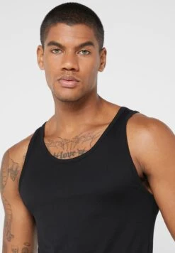 Essential Vest -Active Fashion Store 3 zoom desktop 45