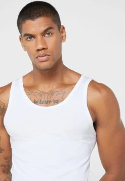 Essential Vest -Active Fashion Store 3 zoom desktop 512