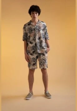 DeFacto Relax Fit Short Sleeve Palm Print Shirt -Active Fashion Store 3 zoom desktop 600