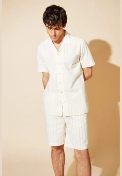 DeFacto Modern Fit V-Neck Short Sleeve Shirt -Active Fashion Store 3 zoom desktop 622