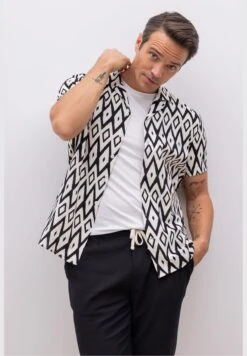 DeFacto Man Woven Short Sleeve Shirt -Active Fashion Store 3 zoom desktop 740