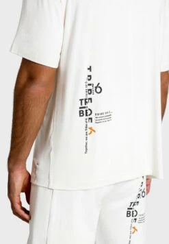 Boston Back Graphic T-Shirt -Active Fashion Store 3 zoom desktop 77