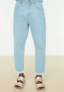 Trendyol Light Wash Relaxed Fit Jeans -Active Fashion Store 4 zoom desktop 1045