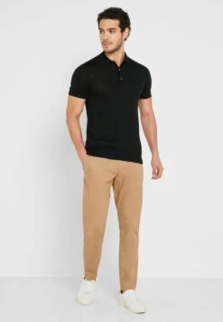 Essential Knitted Polo -Active Fashion Store 4 zoom desktop 1187