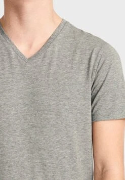 Essential V-Neck T-Shirt -Active Fashion Store 4 zoom desktop 141