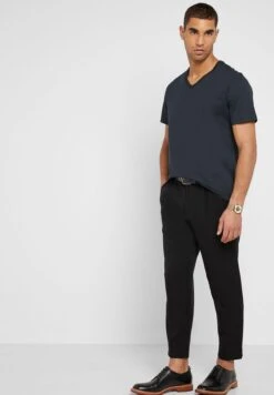 Reiss Dayton V-Neck T-Shirt -Active Fashion Store 4 zoom desktop 184