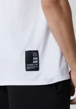 Never Alone T-Shirt -Active Fashion Store 4 zoom desktop 244