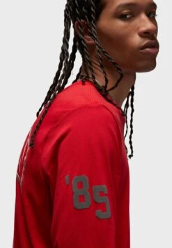 Jordan Holiday T-Shirt -Active Fashion Store 4 zoom desktop 428