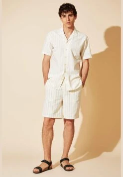 DeFacto Modern Fit V-Neck Short Sleeve Shirt -Active Fashion Store 4 zoom desktop 609