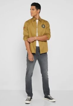 Badge Long Sleeve Shirt -Active Fashion Store 4 zoom desktop 745