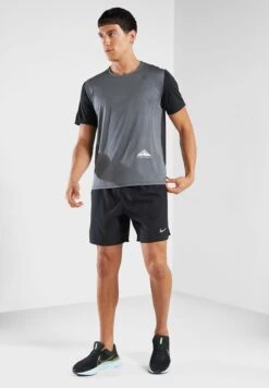 Nike Dri-Fit 365 Trail Rise T-Shirt -Active Fashion Store 4 zoom desktop 84