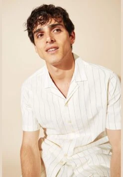 DeFacto Modern Fit V-Neck Short Sleeve Shirt -Active Fashion Store 5 zoom desktop 215