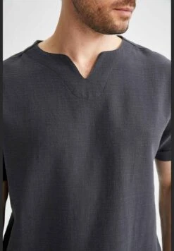 DeFacto Regular Fit V-Neck Short Sleeve Shirt 16 DeFacto Regular Fit V-Neck Short Sleeve Shirt -Active Fashion Store 6 zoom desktop 142