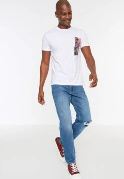 Trendyol Distressed Straight Fit Jeans -Active Fashion Store 6 zoom desktop 215